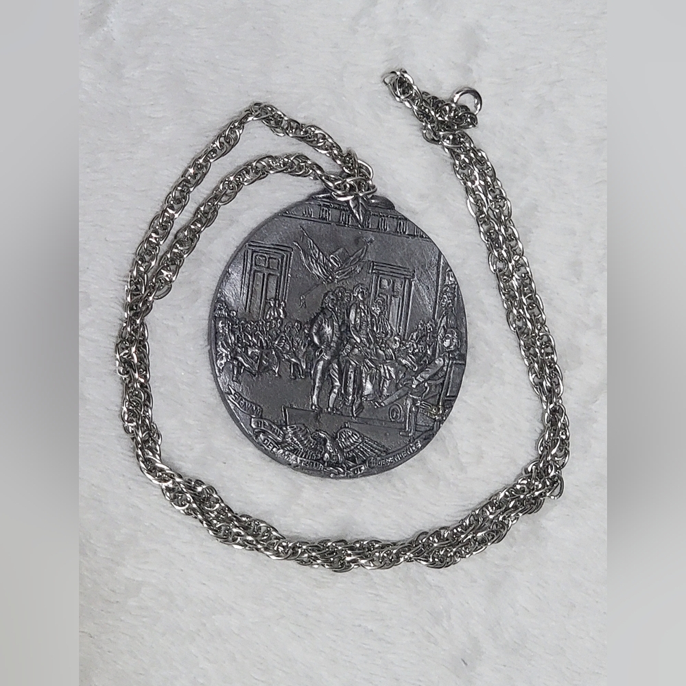 Rare Vintage Signing Of The Declaration Of Independence Pendant Necklace